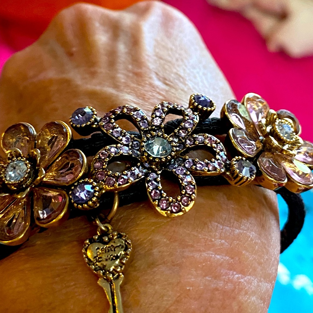 BETSEY JOHNSON bracelet with crystal flowers and BJ key charm - Picture 2 of 7